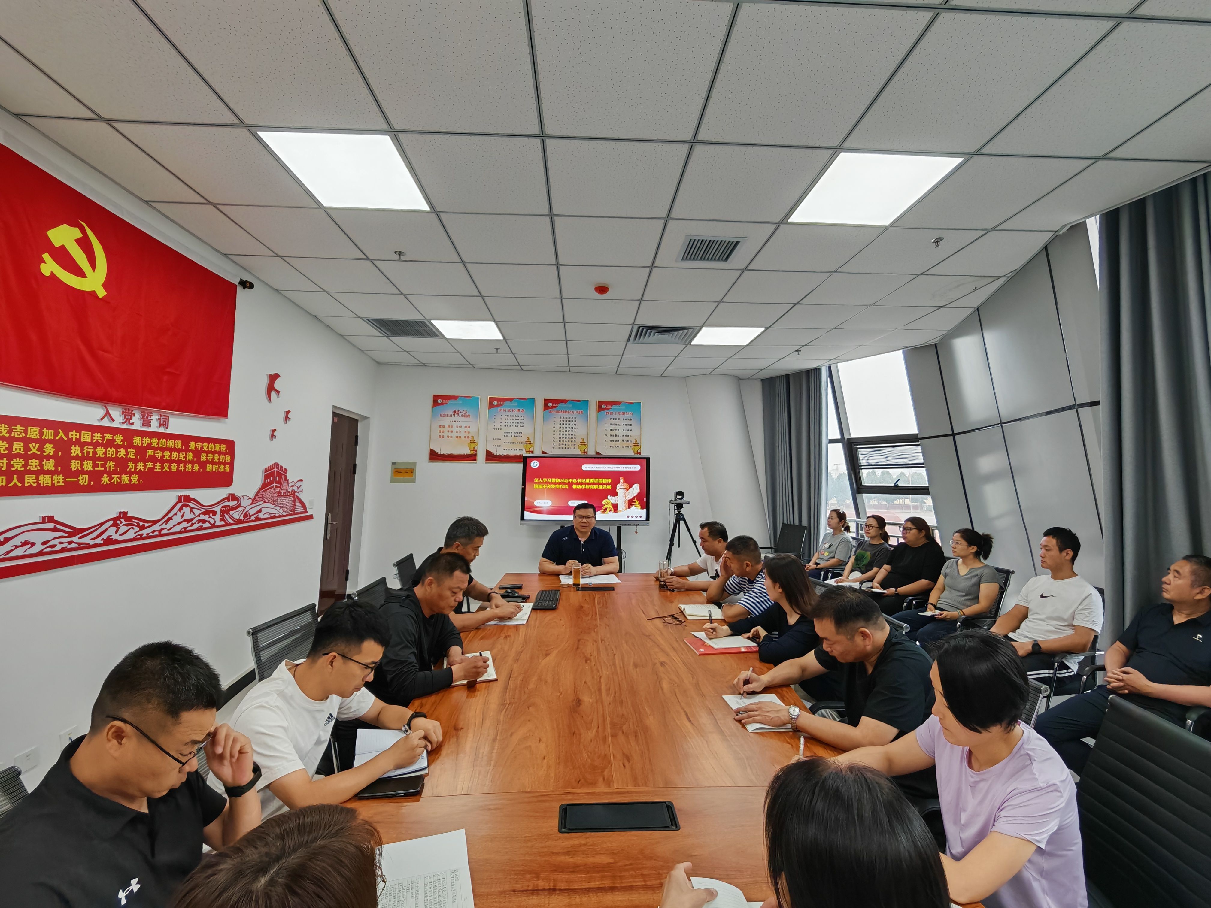 校领导为体育部上专题党课
